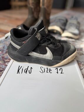 Nike Kids Black and Silver Hook-and-Loop Sneakers